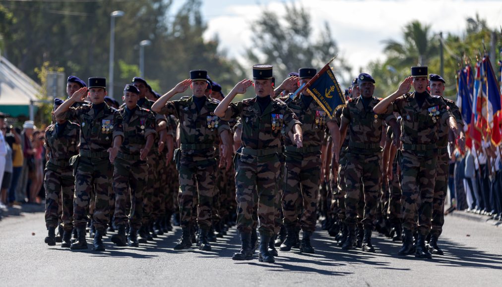 Bataillon de soldats français en marche © Istock / Gwengoat / Bataillon de soldats français en marche © Istock / Gwengoat