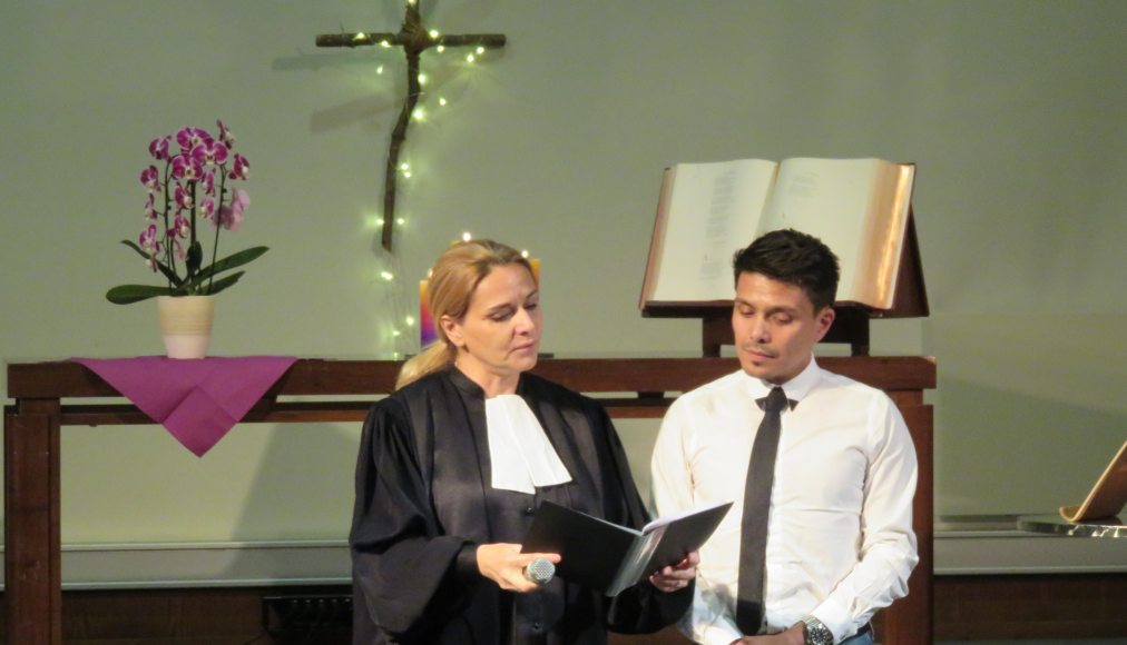 Adrian Stiefel et la pasteure Vanessa Trüb lors de la cérémonie de reconnaissance de ministère. 