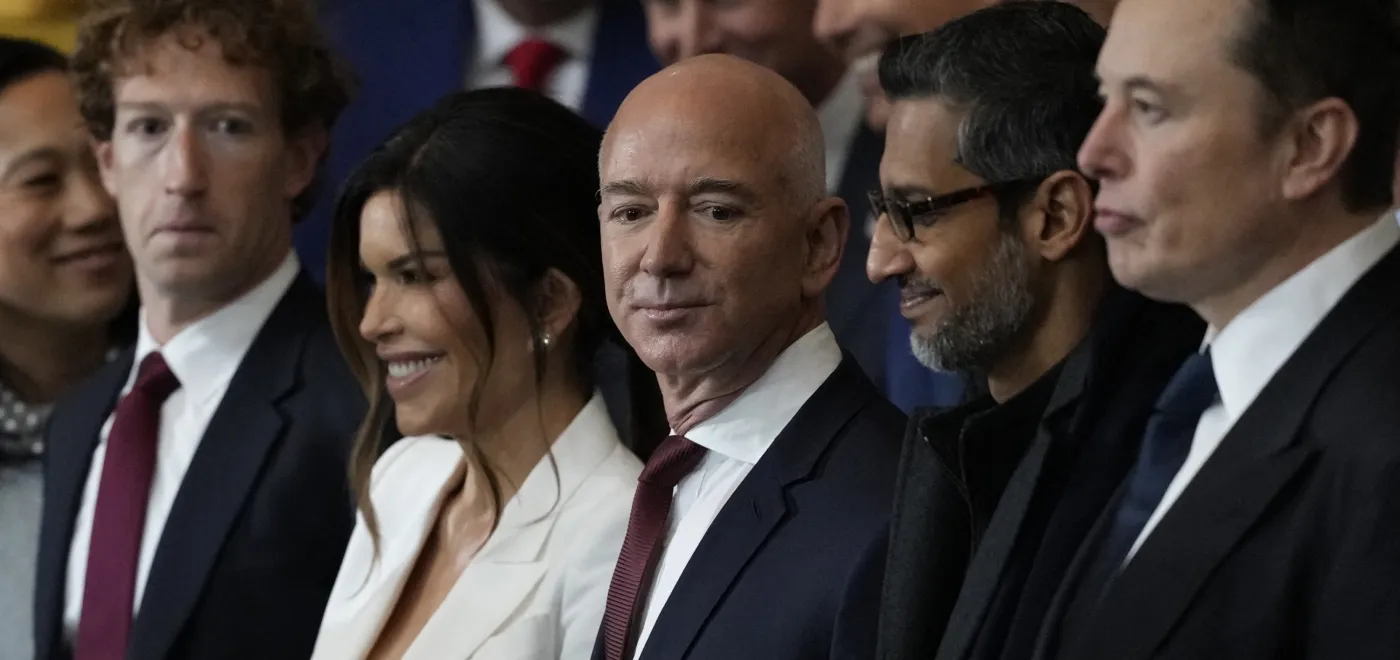 Investiture de Donald Trump, le 20 janvier 2025. Depuis la gauche : Mark Zuckerberg patron de Meta (Facebook), Lauren Sanchez et son mari Jeff Bezos fondateur d’Amazon, Sundar Pichai, patron d’Alphabet (Google) et Elon Musk (X, Tesla. SpaceX,...) © Julia Demaree Nikhinson/Pool/AFP