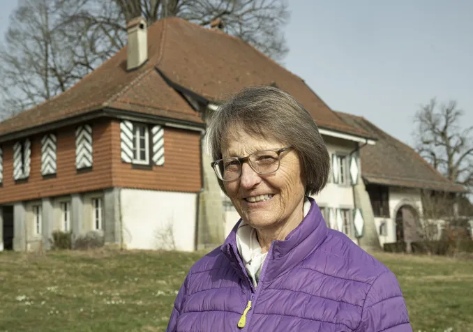 Denise Jaquement devant la cure de Monpreyveres. Dès juin, les pèlerins pourront loger dans les combles en dessus de l’actuelle salle du tilleul. © Jean-Bernard Sieber / Arcphoto.ch