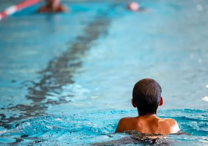 Un enfant nage dans une piscine intérieure, le 29 juillet 2021 à Berlin. KEYSTONE - FABIAN SOMMER