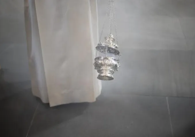 Encens lors d'une ordination. © KEYSTONE / GIAN EHRENZELLER - GIAN EHRENZELLER