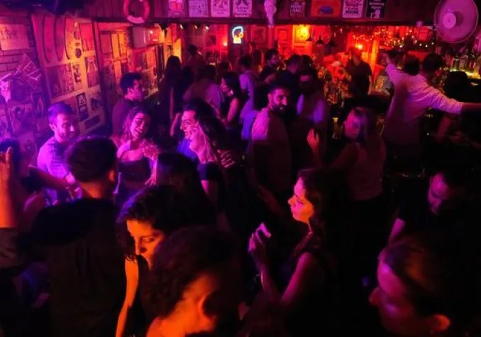 Des personnes dansent dans un bar à Damas, en Syrie, le vendredi 3 octobre 2025. Copyright 2025 The Associated Press. All right reserved - HUSSEIN MALLA