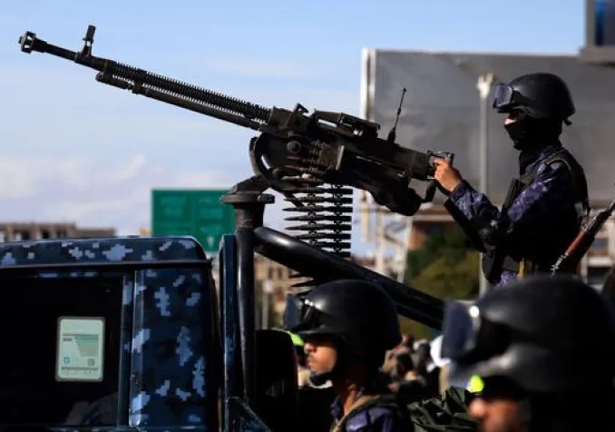 Un soldat houthi monte la garde sur un pick-up lors d'un rassemblement en solidarité avec l'Iran à Sanaa, au Yémen, le 27 mars 2026. KEYSTONE - YAHYA ARHAB