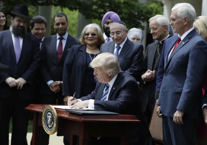 Signature du décret demandant à l'IRS de ne pas tenir compte de l'amendement Johnson, mai 2017 © Keystone / AP / Evan Vucci