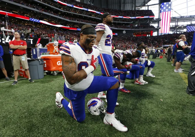 Les joueurs des Buffalo Bills mettent un genou à terre avant le début du match ( Atlanta, 1er octobre) © Keystone / AP