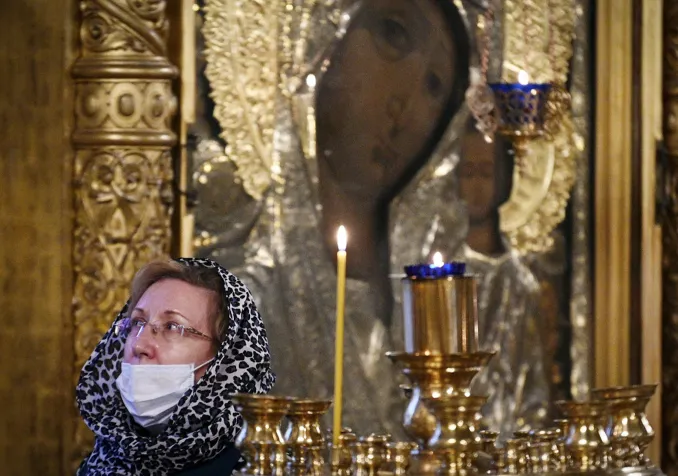 Une femme assiste à un service religieux, le 3 avril, dans une église orthodoxe de Moscou. Keystone