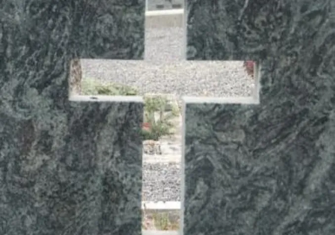 En nos cœurs de pierre, la résurrection fait une brèche et celle-ci à la forme d’une croix. © Bernard Bolay