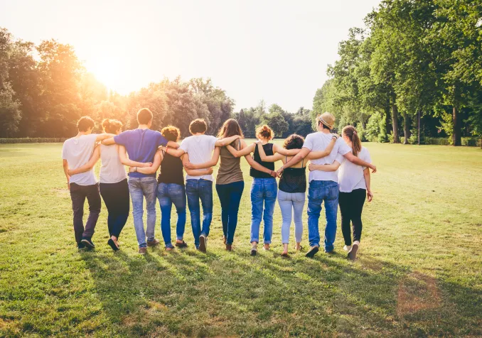 Lorsque nous demandons aux catéchumènes leurs meilleurs souvenirs, c’est le camp qui est mentionné. C’est bien dans la communauté que nous nous soutenons les uns les autres. @ iStock/FilippoBacci