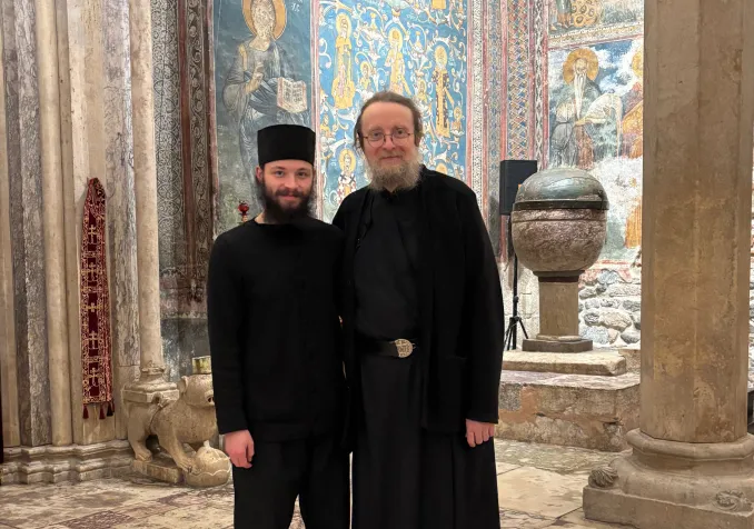 Le Père Sava Janjić avec le plus jeune moine de Visoki Dečani. (c) Blaise Guignard