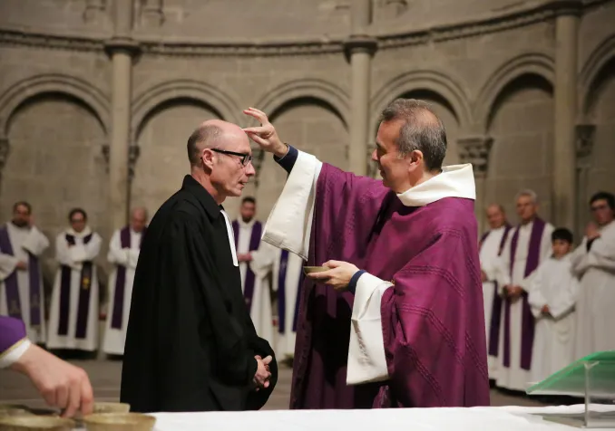 L'abbée Pascal Desthieux et le pasteur Emmanuel Rolland lors d'une messe à la cathédrale Saint-Pierre de Genève en 2022 © Bernard Hallet / cath.ch