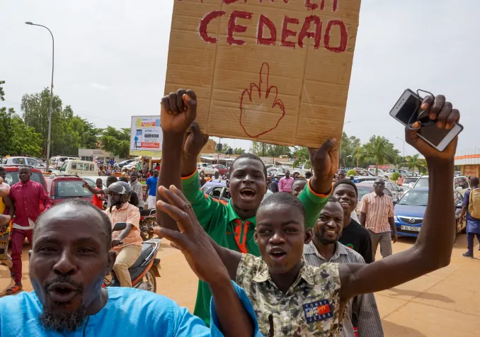 Des milliers de partisans de la junte se sont rassemblés, le 6 août 2023, dans un stade pour manifester leur soutien au coup d'État militaire. Keystone