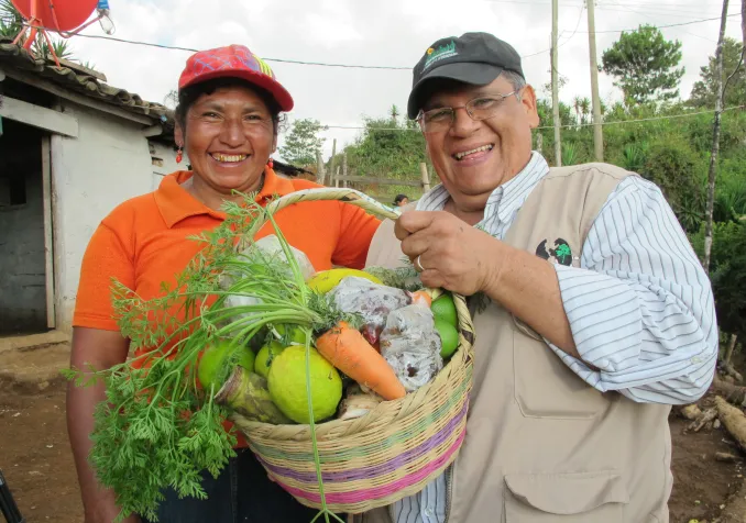 Le réseau ANAFAE fondé par Octavio Sanchez Escoto (à droite) organise des foires d’échanges de semences traditionnelles, des formations théoriques, des ateliers pratiques… © DR