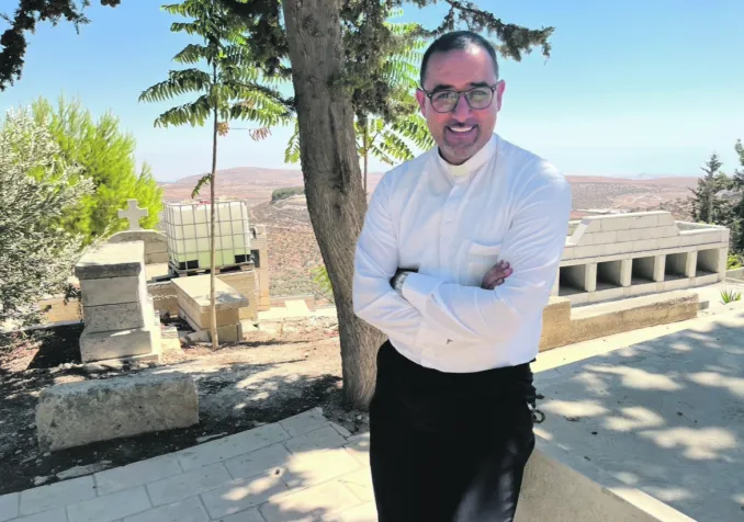Le père Bashar Fawadleh, prêtre de la paroisse latine du Christ-Rédempteur de Taybeh, dit prier pour tout lemonde, y compris les «ennemis» de son peuple, alors que les violences des colons se multiplient dans son village. ©Amira Souilem