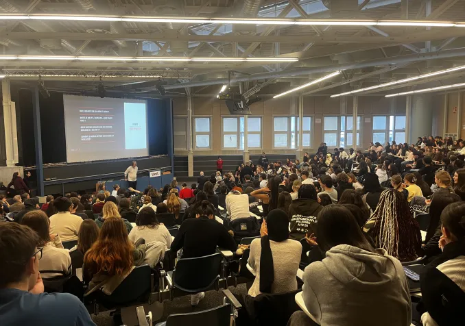 Exposé de Thomas Römer. Outre les élèves et leurs professeur·es, la demi-journée a réuni desdirecteur·rices de gymnase, chercheur·euses, représentant·es de l’État, de l’UNIL et de la HEPL. ©CA