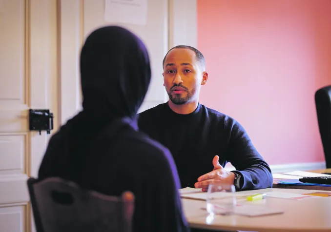 Samson Yemane, coordinateur de lutte contre le racisme et les discriminations au CSP Vaud, est présent au sein de la permanence à Yverdon-les-Bains. ©Céline Michel /CSP Vaud