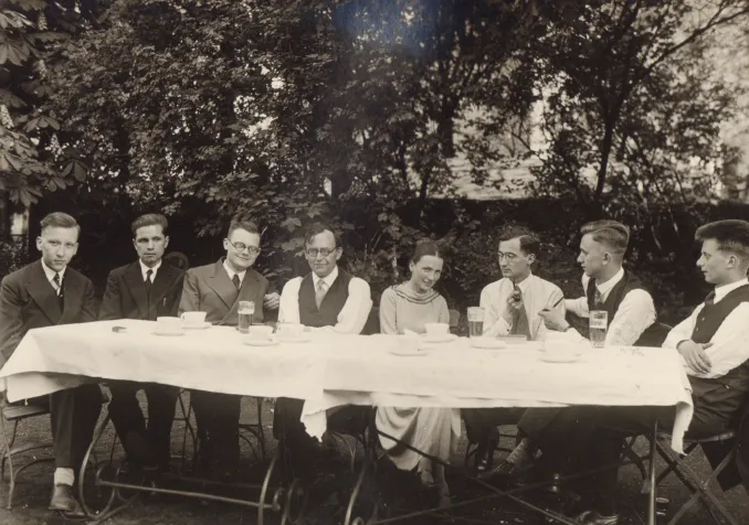 Karl Barth aimait se retrouver avec ses étudiants pour débattre de sujets théologiques ou politiques. Ici, dans le jardin de sa maison du quartier de Vochem, dans la ville de Brühl, aux environs de 1932. © Archives Karl Barth