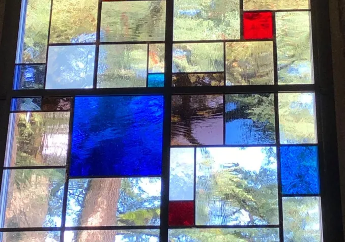 Les vitraux laissent désormais rentrer la lumière de l’extérieur. © Marguerite Colombo