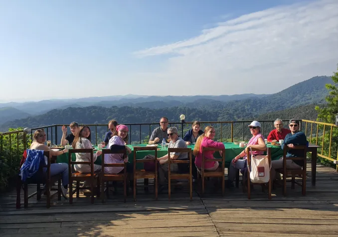 Un petit-déjeuner idyllique devant le paysage de Nyungwe. © Cécile Jan