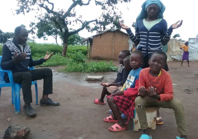 Emmanuel Totoni et sa famille priant. Salomon Albert Ntap / Protestinfo