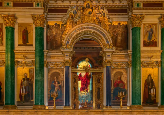 Dans la cathédrale Saint-Isaac à Saint-Pétersbourg. ©iStock/Joesboy