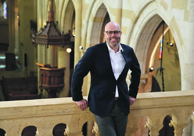 Florian Schubert est pasteur dans la paroisse de Neuchâtel, référent de la Collégiale. © Alain Grosclaude