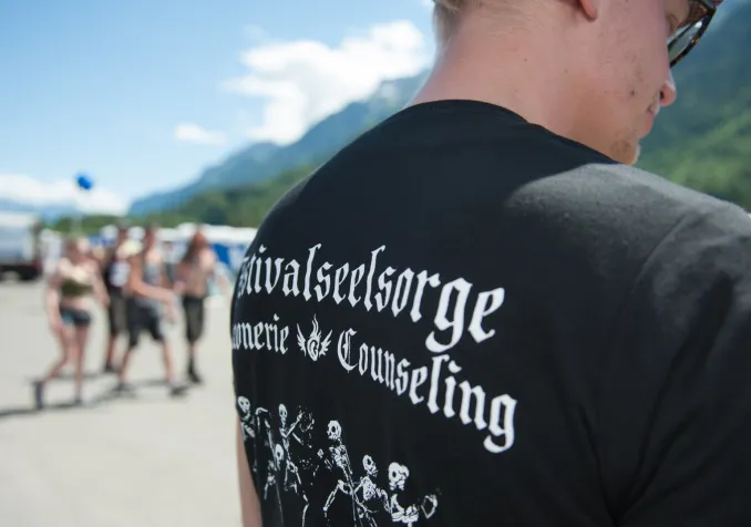Un membre de l'équipe de l'aumônerie réformée, en tenue, sur le site du Greenfield Festival à Interlaken. © DR