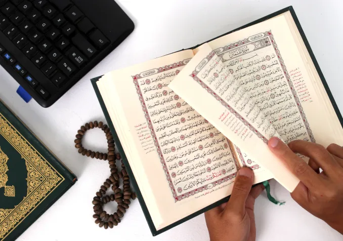 un travailleur récite le Coran durant le Ramadan ©iStock