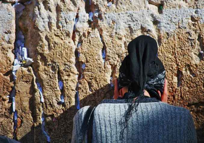 Une femme prie devant le Mur des Lamentations. Image d’illustration. ©nicolay_bastos / iStock