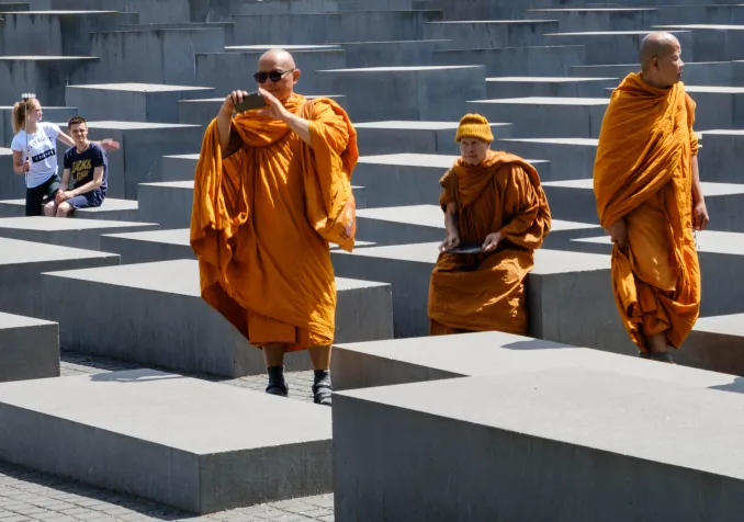 Moines bouddhistes visitant le Mémorial de l’Holocauste à Berlin