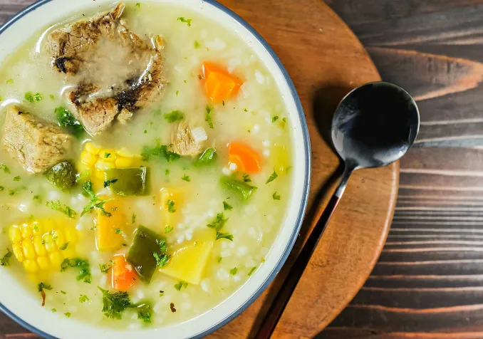 Photo de <a href="https://unsplash.com/fr/@keeshasskitchen?utm_source=unsplash&utm_medium=referral&utm_content=creditCopyText">Keesha's Kitchen</a> sur <a href="https://unsplash.com/fr/photos/un-bol-de-soupe-avec-une-cuillere-7ax3l4quF-M?utm_source=unsplash&utm_medium=referral&utm_content=creditCopyText">Unsplash</a>