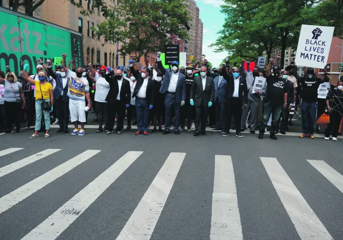 Manifestation pour la justice à New York. En 1re ligne, le révérend Jesse T. Williams Jr. de la Convent Avenue Baptist Church. © DR