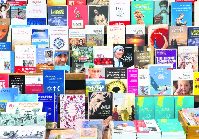 Les rayonnages de libraires, ici à la boutique de l'abbaye d'Orval en Belgique, débordent d’ouvrages permettant à chacun de poursuivre une démarche spirituelle individuelle. © iStock