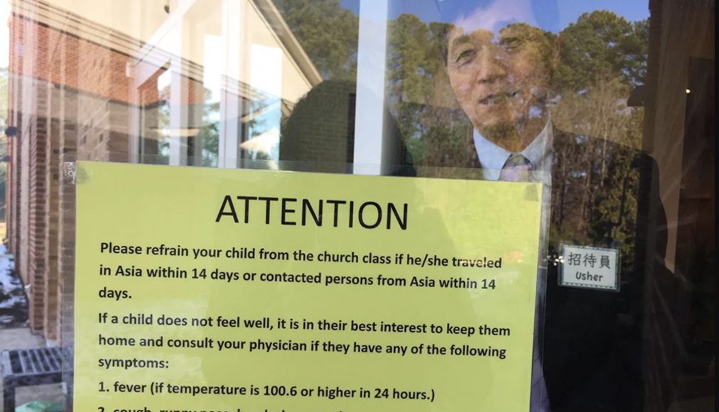 C’est une affiche jaune avec le mot «Attention» en majuscules, collée sur les portes d’entrée, qui accueille les fidèles de l’Église chinoise de Raleigh, capitale de la Caroline du Nord. Elle avertit les parents de ne pas amener leurs enfants à l&#039;église s&#039;ils ont voyagé en Asie au cours des quatorze derniers jours. / RNS