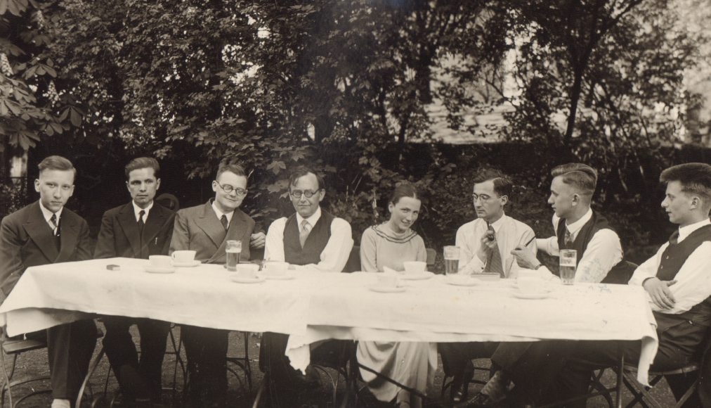 Karl Barth aimait se retrouver avec ses étudiants pour débattre de sujets théologiques ou politiques. Ici, dans le jardin de sa maison du quartier de Vochem, dans la ville de Brühl, aux environs de 1932. / © Archives Karl Barth