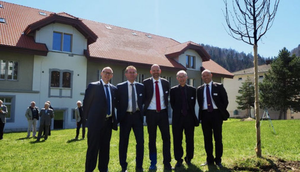 Rencontre entre représentants de la Conférence mennonite suisse et du Conseil d’État. De gauche à droite: Jürg Bräker, secrétaire général CMS; Christoph Neuhaus, président du Conseil d’État de Berne; Lukas Amstutz, co-président CMS; Martin Koelbing, délégué pour les affaires d’Église; Christian Sollberger, co-président CMS / ©Raphaël Burkhalter / EEMT