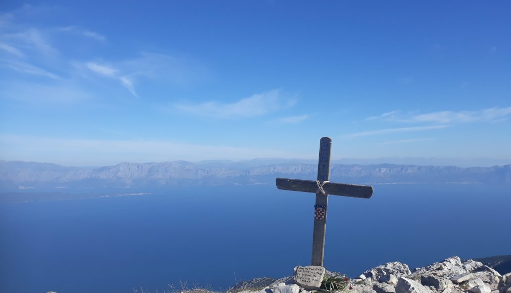 Croix au-dessus de la grande bleue