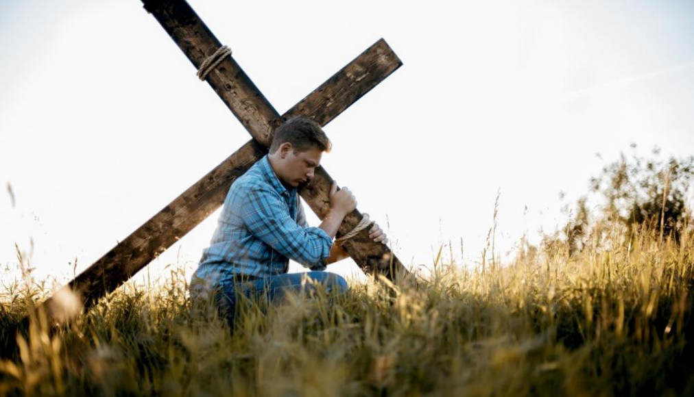 Que crucifier en soi? / Porter sa croix à la suite du Christ