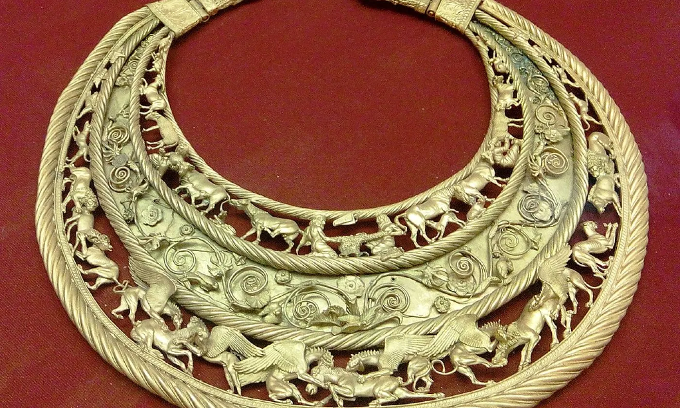 Un collier pectoral scythe ©Половко Сергей Николаевич, CC BY-SA 4.0 Wikimedia Commons