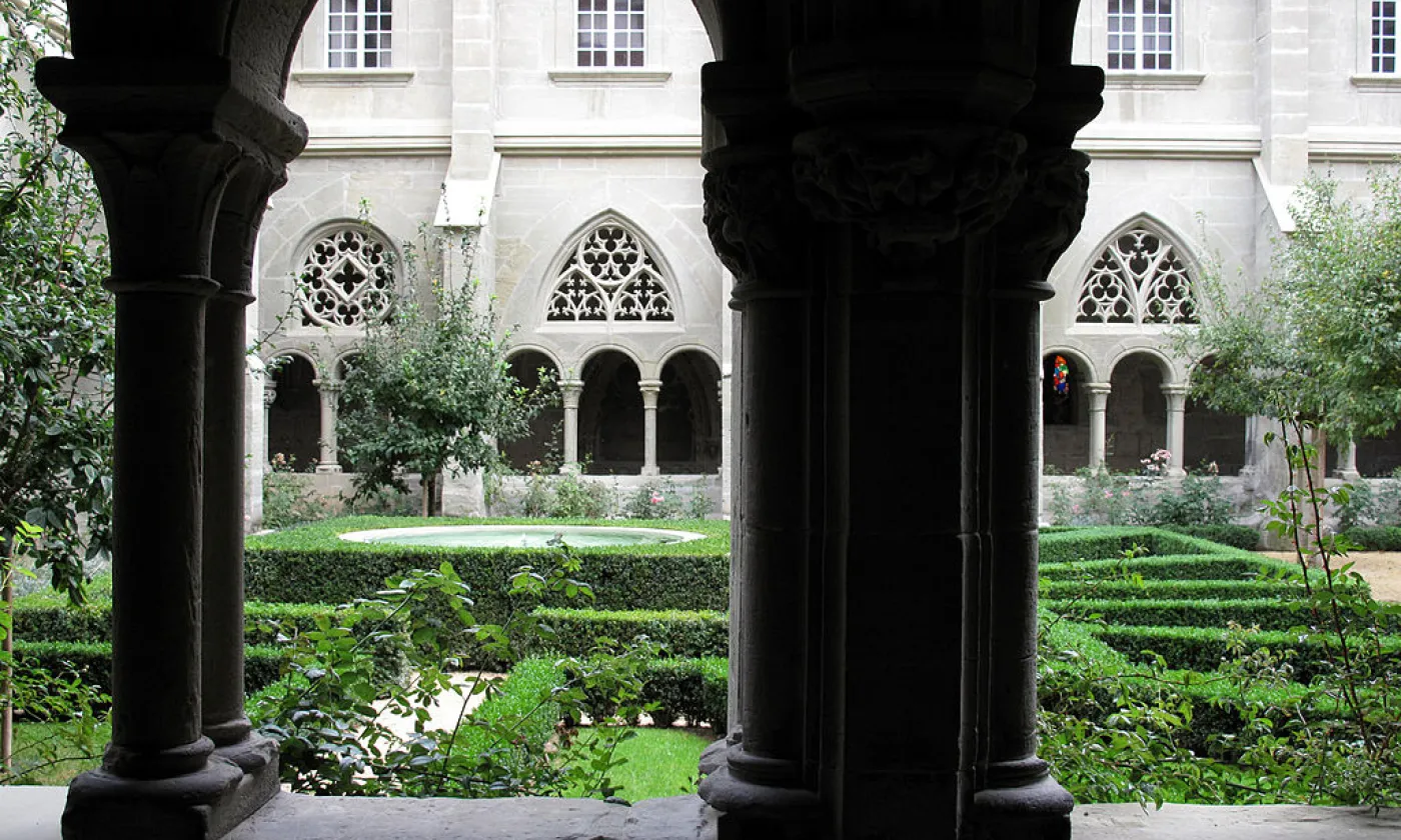 Cloître de l'Abbaye d'Hauterive ©Archipat, CC BY-SA 3.0 Wikimedia Commons