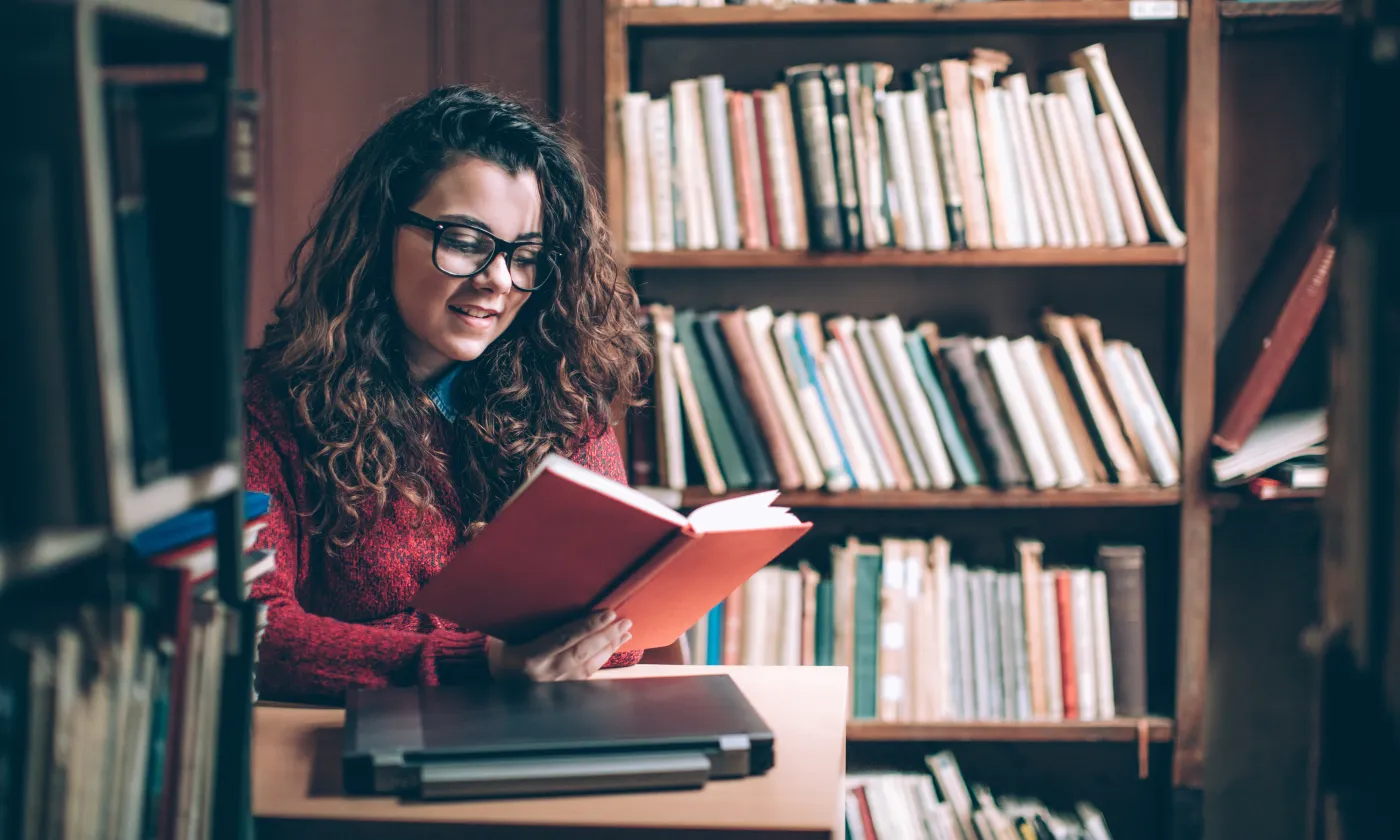 Pour aller plus loin, la rédaction vous propose une bibliographie sélective sur le thème de l'écothéologie @ iStock/ eclipse_images