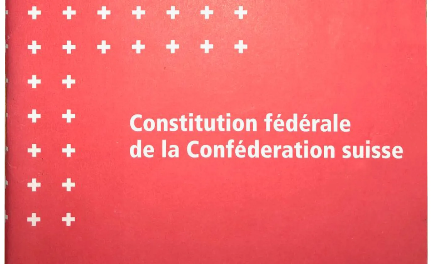 Couverture de la version francophone de la Constitution fédérale de la Confédération suisse de 1999. © Confédération suisse, Public domain, via Wikimedia Commons