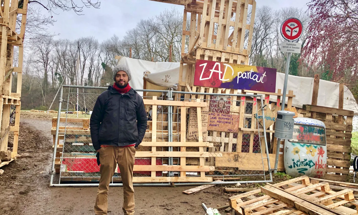 Devant la "Zone à défendre" du Mormont ©Gabrielle Desarzens/RTSreligion