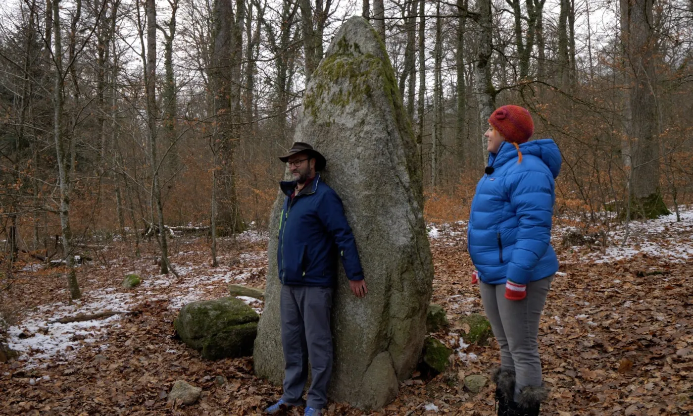 Didier Kessi adossé à un mégalithe ©Libre de droits
