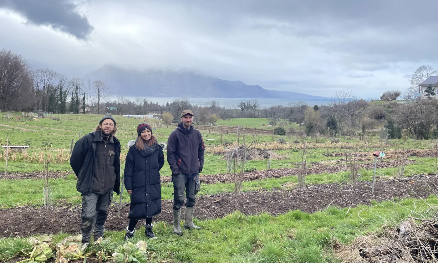 Diary Ratsimanarihaj, ingénieure agronome à Madagascar (au centre) entourée de Pierre-Gilles Sthioul et Antoine Meier, les deux exploitants du domaine de Praz-Bonjour, à Blonay (VD) ©Carole Pirker