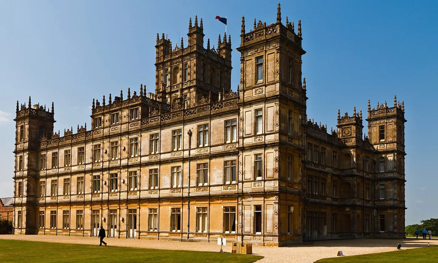 Highclere Castle, lieu de tournage de la série et du film "Downton Abbey" ©Wikimedia Commons/Richard Munckton/CC BY 2.0