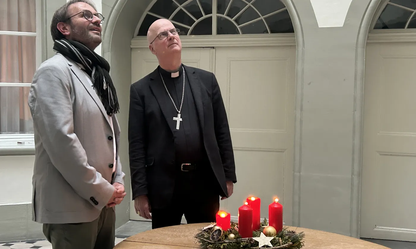 Rencontre en coulisses avec l’évêque du Diocèse Lausanne-Genève-Fribourg Charles Morerod, nouvellement élu président de la Conférence des Evêques suisses pour 2025-2027, et le pasteur Pierre-Philippe Blaser, président de l’Eglise réformée fribourgeoise (EERF) et vice-président de l’Eglise évangélique réformée de Suisse (EERS). Protestinfo
