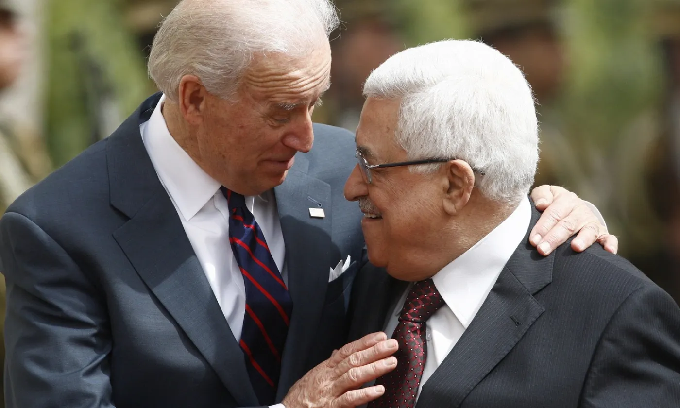 Le vice-président américain Joe Biden (à gauche) accueilli par le président palestinien Mahmoud Abbas au siège de l'Autorité palestinienne dans la ville de Ramallah en Cisjordanie, le 10 mars 2010. Keystone /Olivier Weiken