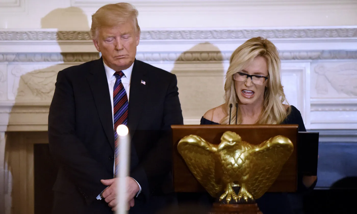 Le 27 août 2018, Donald Trump prie sous la conduite de la pasteure Paula White qui faisait partie des invités aux repas avec les leaders évangéliques à la Maison-Blanche ©KEYSTONE/NEWSCOM/OLIVIER DOULIERY