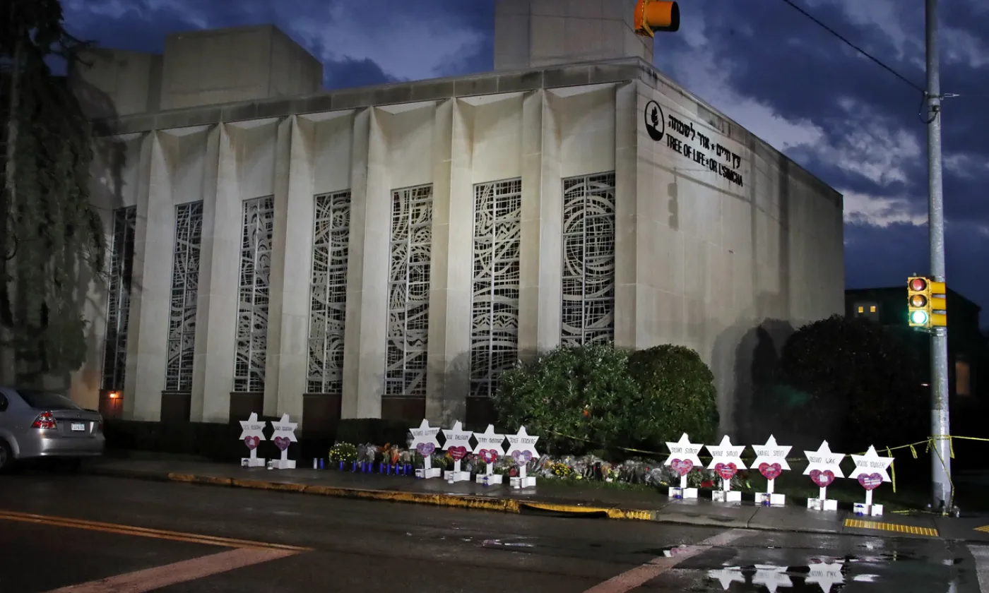 Dimanche 28 octobre, au lendemain du massacre qui a fait 11 morts, un mémorial était dressé devant la synagogue de Pittsburgh. ©Keystone/AP/Gene J. Puskar